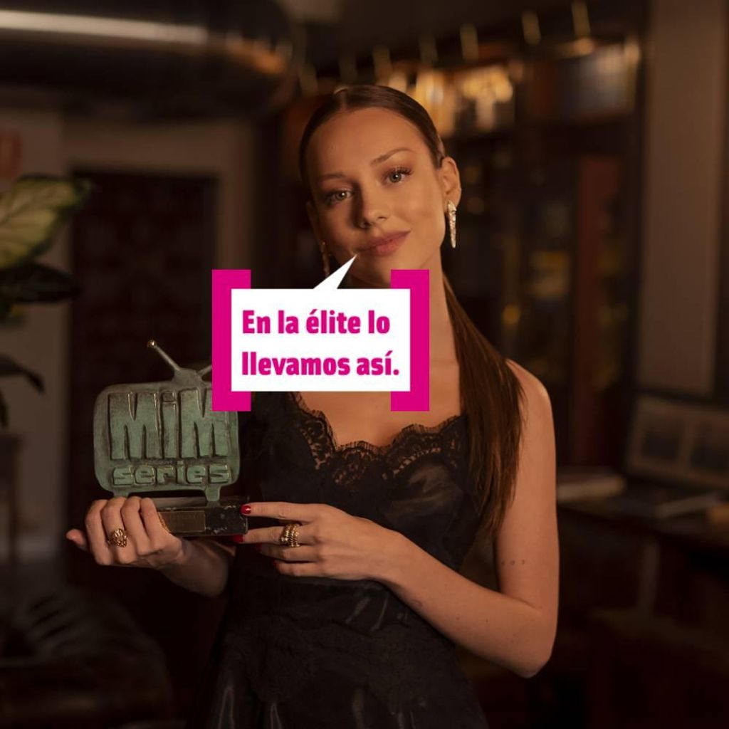 Ester Expósito posando con un premio Mim