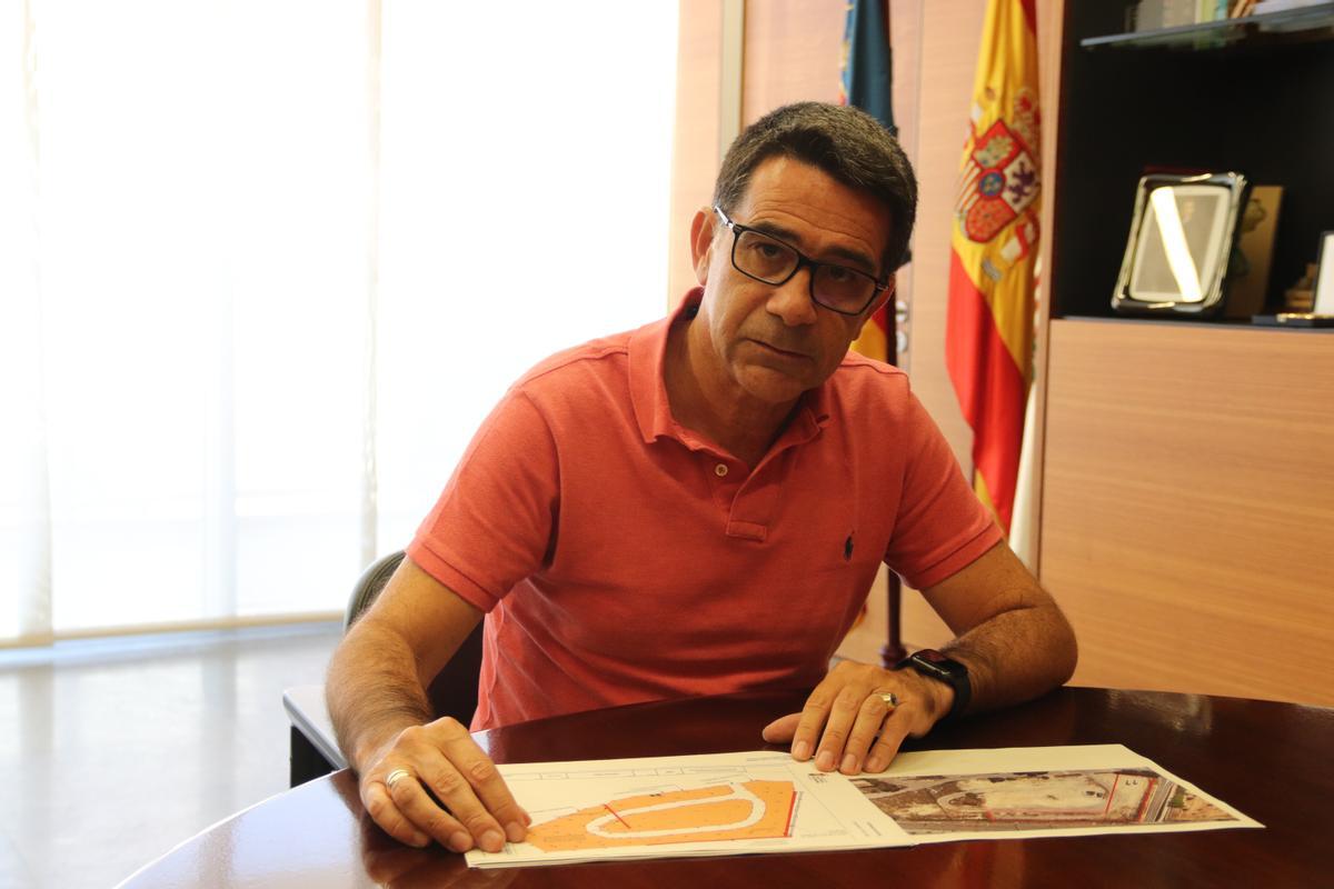 El alcalde con el plano del nuevo recinto