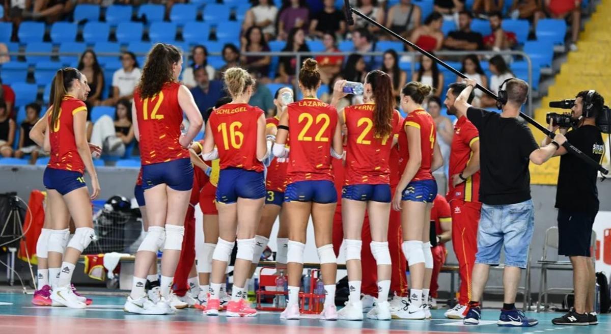 La selección española de voleibol durante un partido.