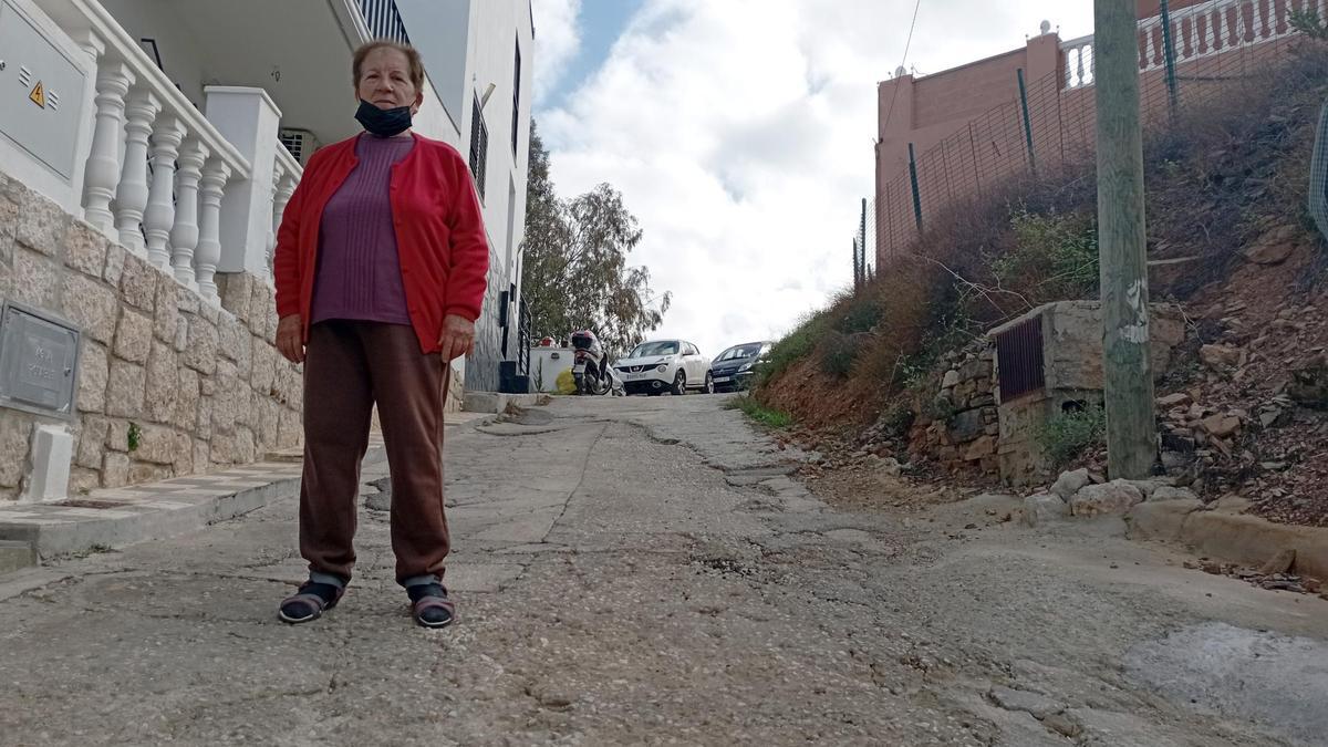Paquita Gómez, la semana pasada en la parte alta de su calle, donde se dislocó el hombro el año pasado.