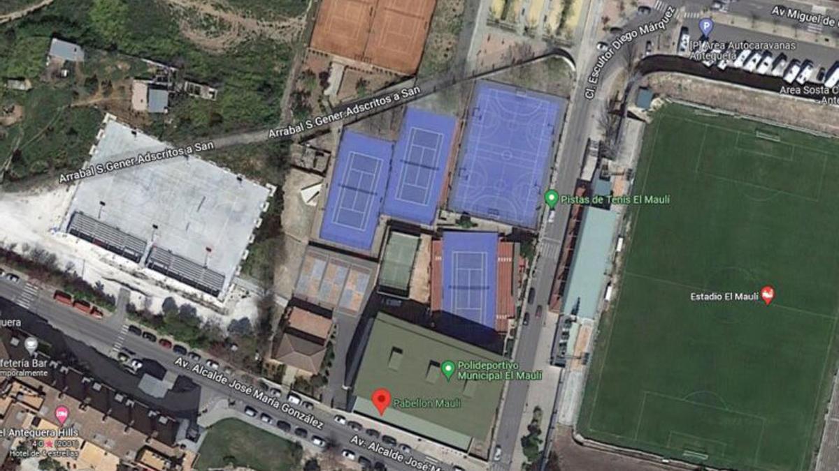 Vista satélite de las instalaciones deportivas de El Maulí, en Antequera. Las pistas que se cubrirán, en gris, a la izquierda.
