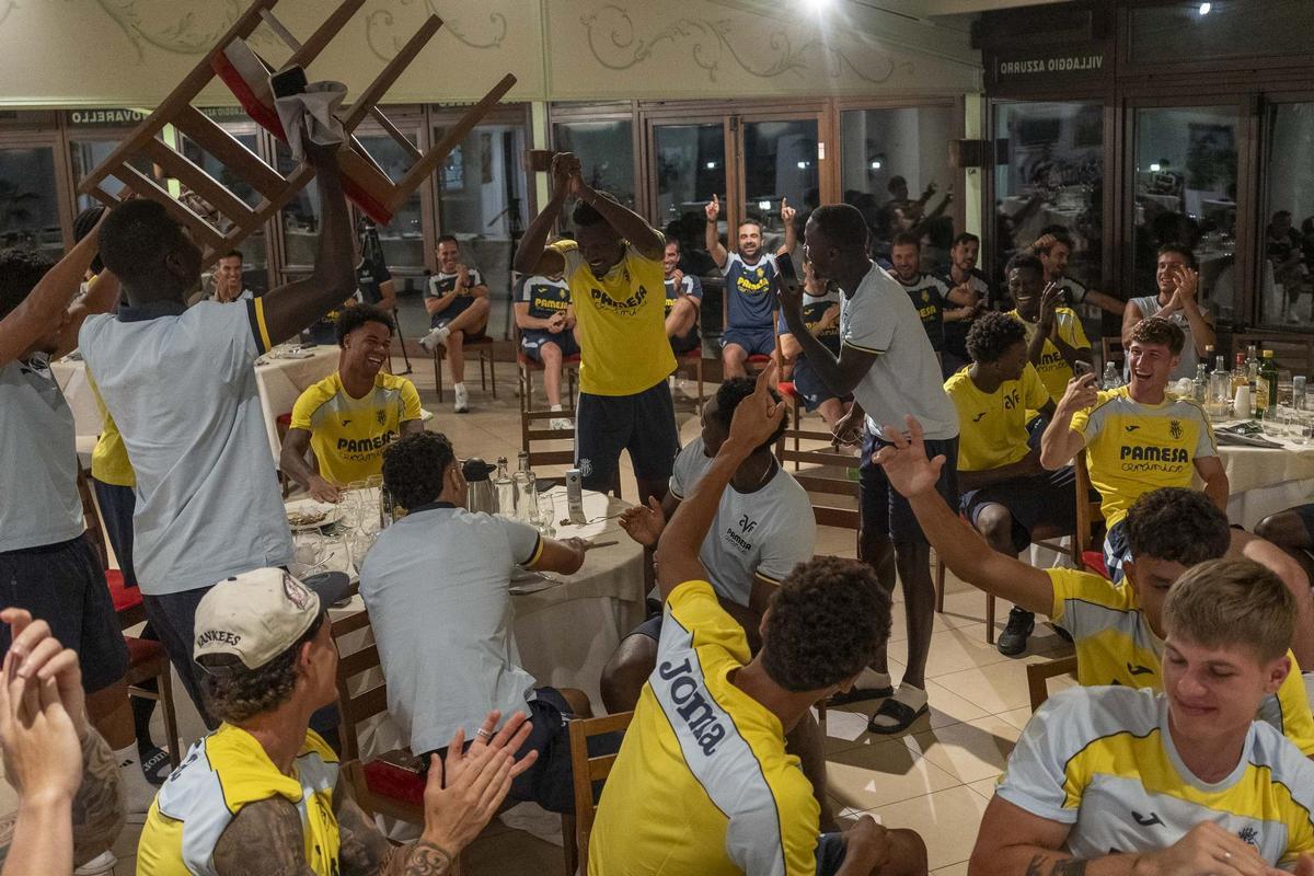 Tani Oluwaseyi, en el karaoke del 'stage' del Villarreal en Italia.