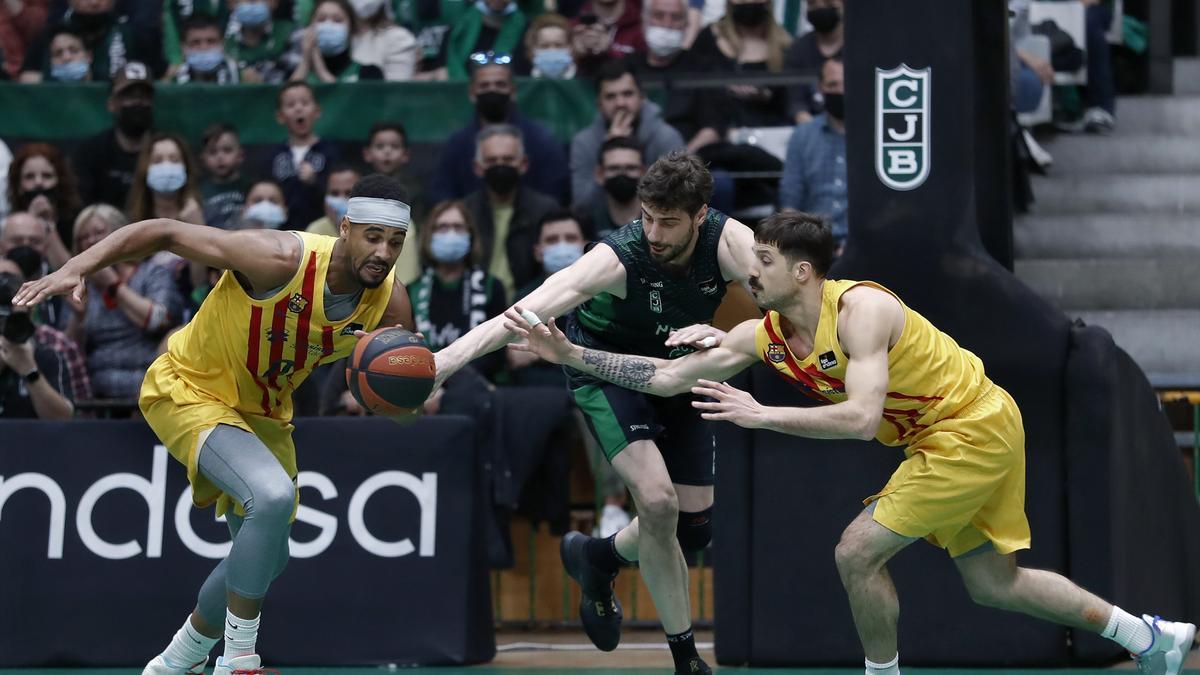 Davies y Laprovittola disputan un balón frente a Tomic.