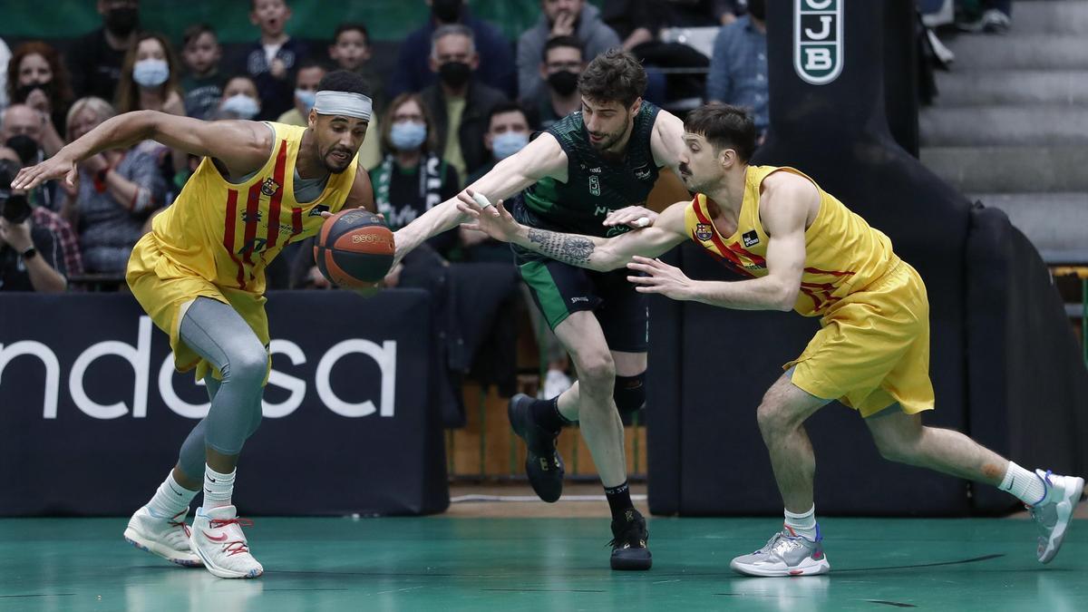 Davies y Laprovittola disputan un balón frente a Tomic.