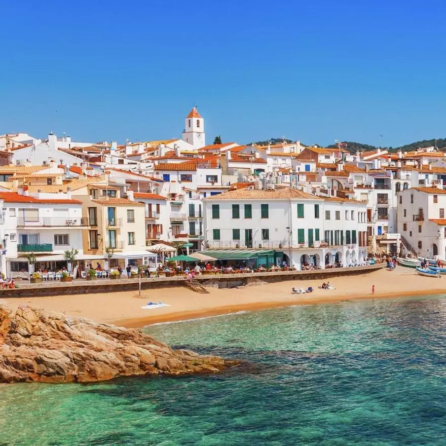 El refugio de Jordi Cruz (47 años) es una antigua villa marinera de la Costa Brava con casas blancas del siglo XVIII
