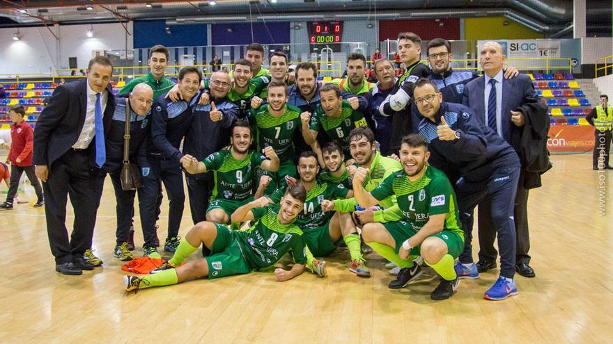 La plantilla, cuerpo técnico y directivos del CD UMA Antequera, dispuesta a seguir soñando y a regresar a la mejor Liga del mundo.