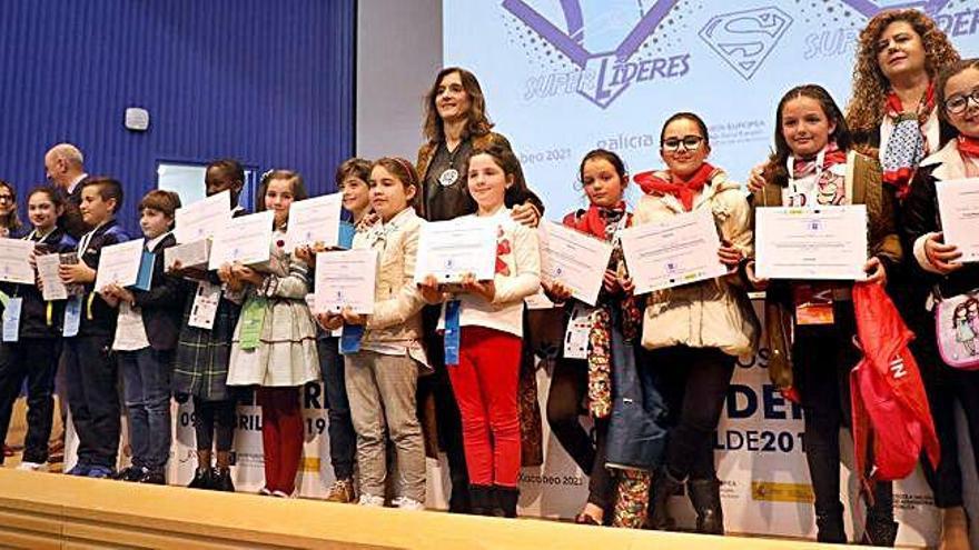 Fotografía de familia de los premiados en el proyecto &#039;Superlíderes&#039;, ayer, en Santiago.