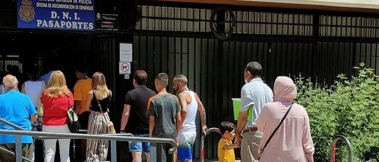 Colas a la entrada de la dependencia policial de la calle Isaac Albéniz, en Murcia, ayer.