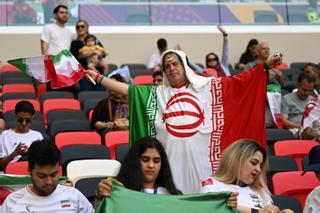 Lágrimas, abucheos y algunos cánticos cuando suena el himno de Irán en su segundo partido del Mundial