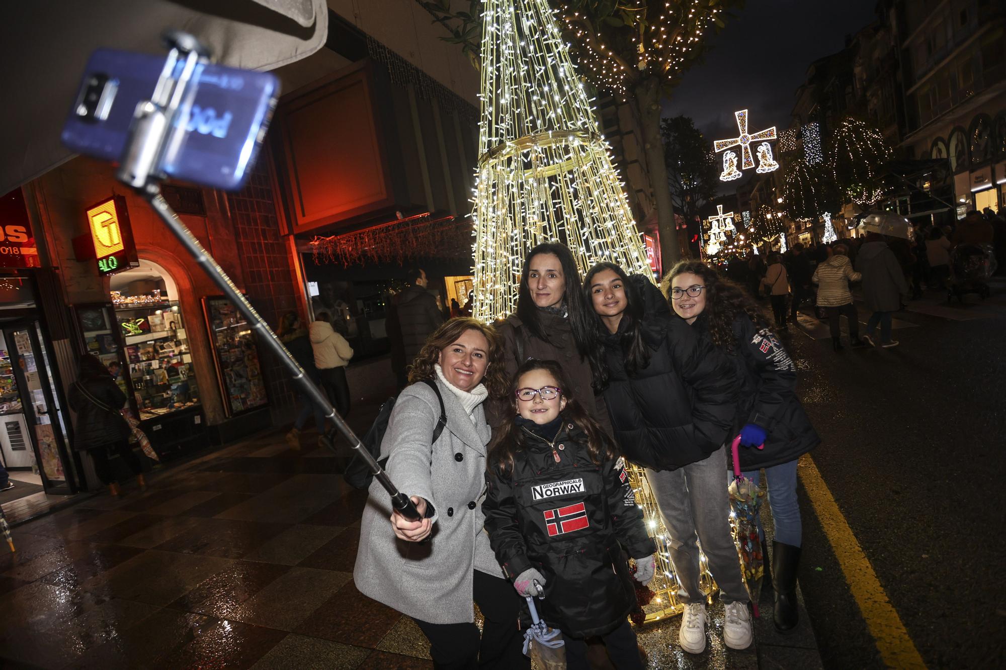 Oviedo exprime un puente con aires navideños