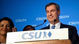 El Primer Ministro del Estado de Baviera y principal candidato del partido conservador Unión Social Cristiana (CSU), Markus Soeder, habla en el Parlamento del Estado de Baviera en Munich, sur de Alemania, después de que se publicaran las primeras encuestas a pie de urna de las elecciones regionales en el estado federal de Baviera el 8 de octubre. 2023.