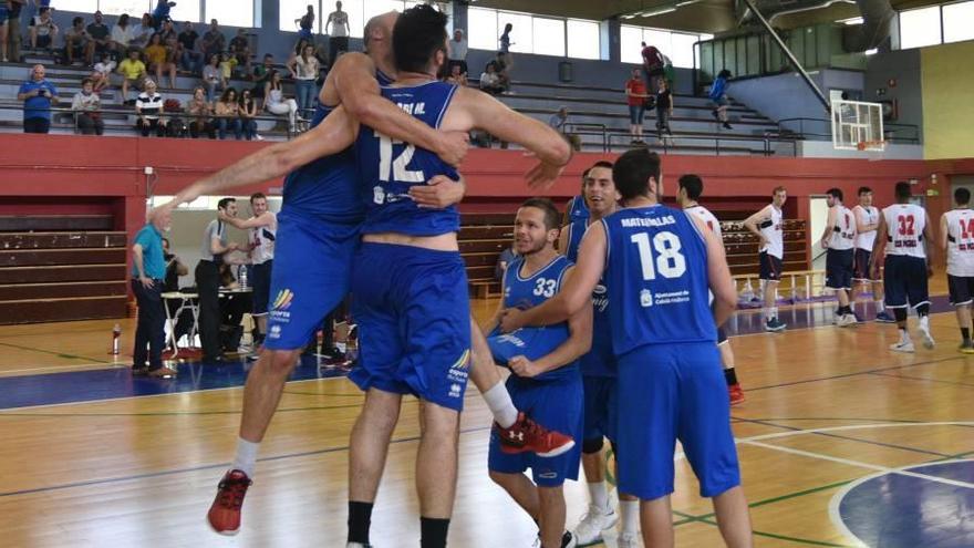 Los jugadores de Flanigan Calvià celebran su triunfo.