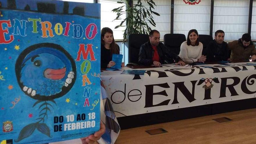 María Hernández, Salvador Meira, Leticia Santos, Xosé Leal y Pablo Ríos, con el cartel del Entroido. // G.N.