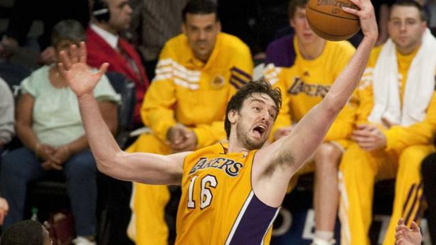 Pau Gasol sigue ganando con los Lakers y Marc lidera a su equipo en una sorprendente derrota