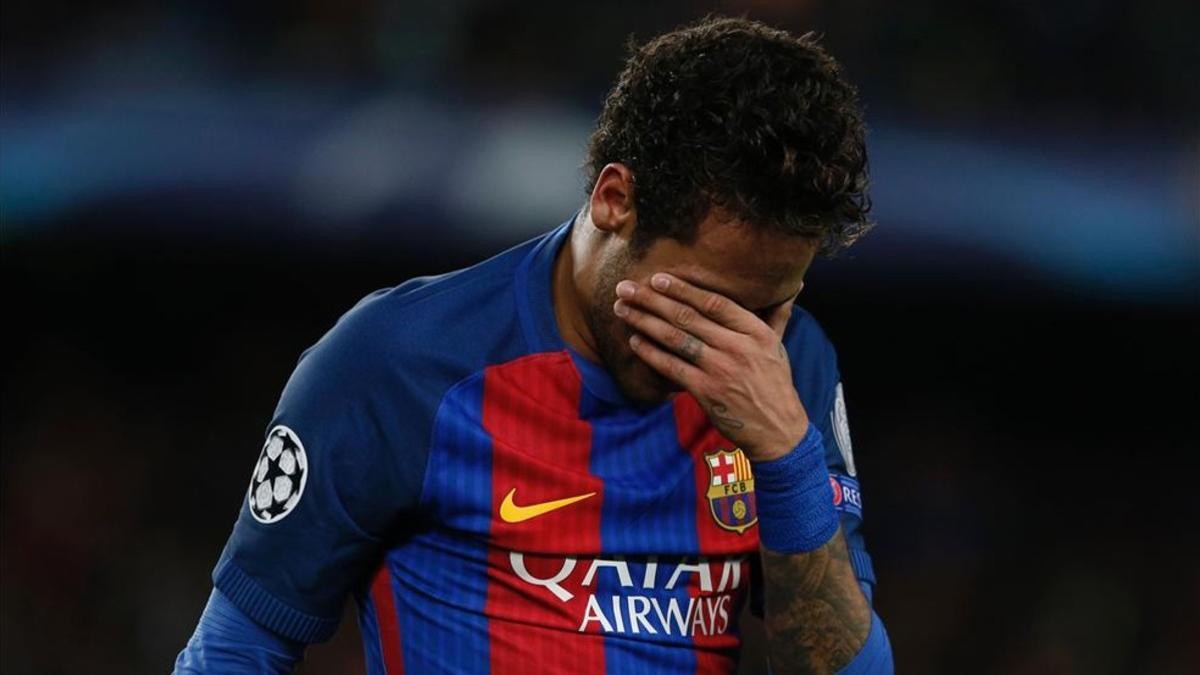Neymar se lamenta tras el partido ante la Juventus