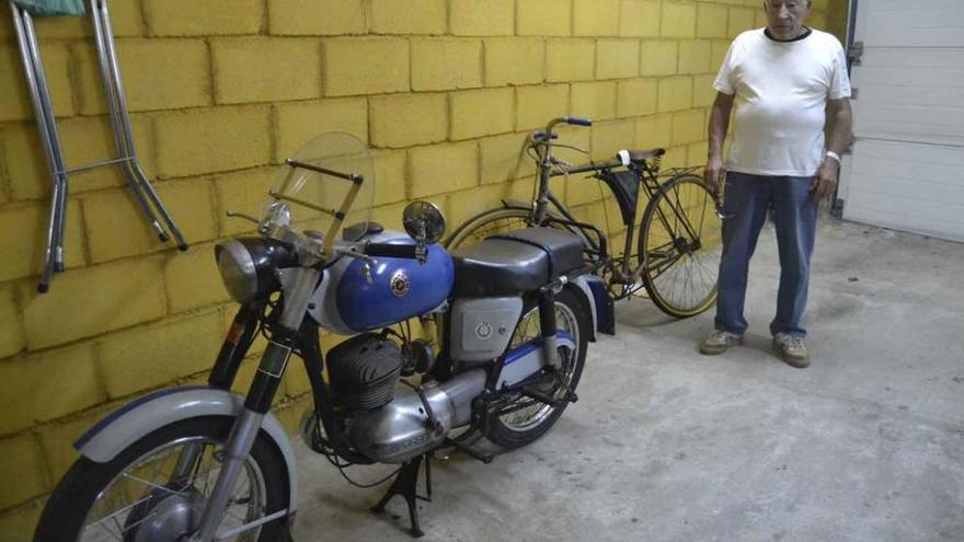 El motero Simón Núñez posa con su vieja moto.