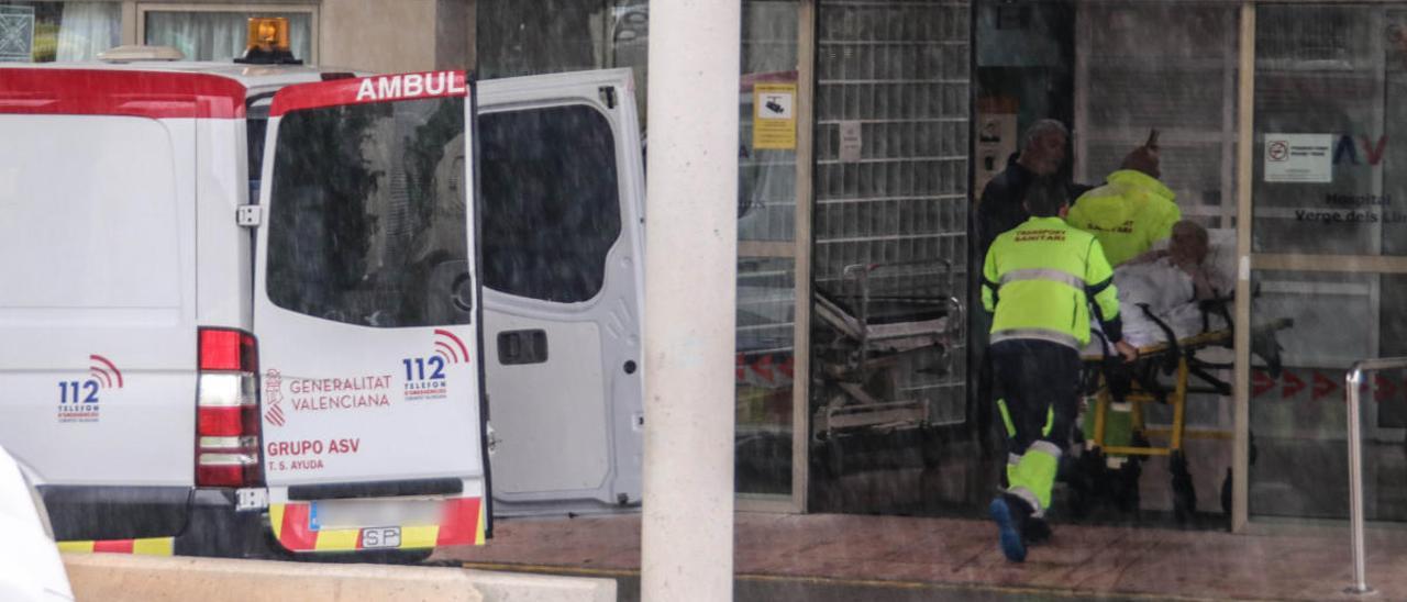 Traslado de un enfermo al servicio de Urgencias de un hospital de la provincia