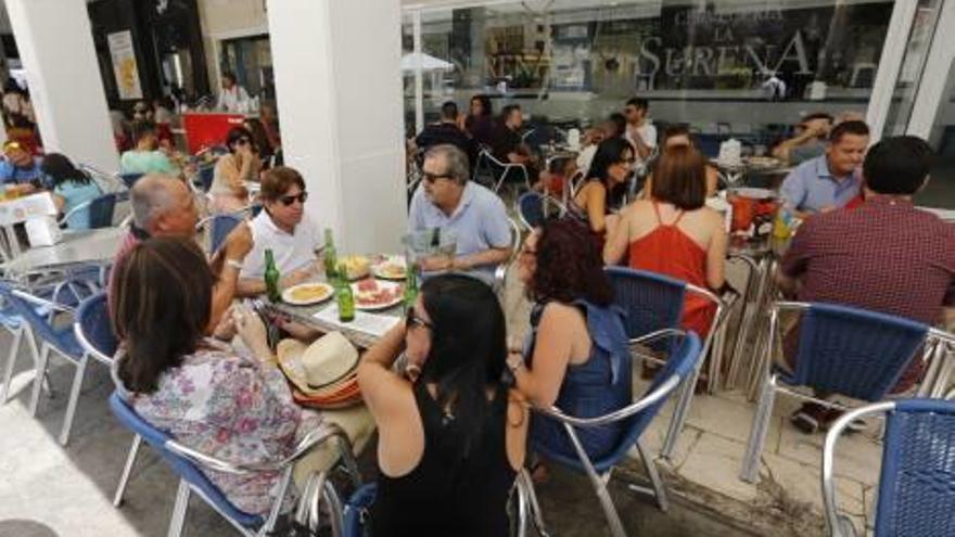 La Generalitat pretende que los bares colaboren en la recogida.