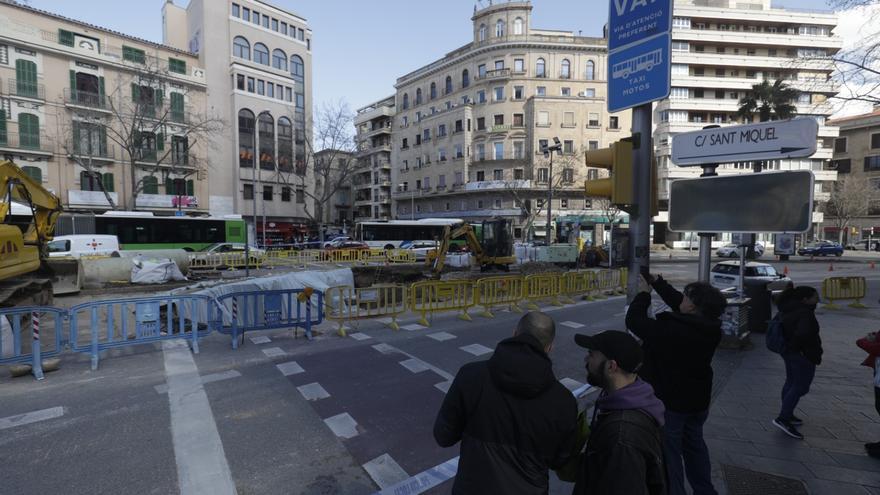 Borrasca Juliette en Mallorca: la curiosidad por el socavón de Avenidas provoca retenciones de tráfico