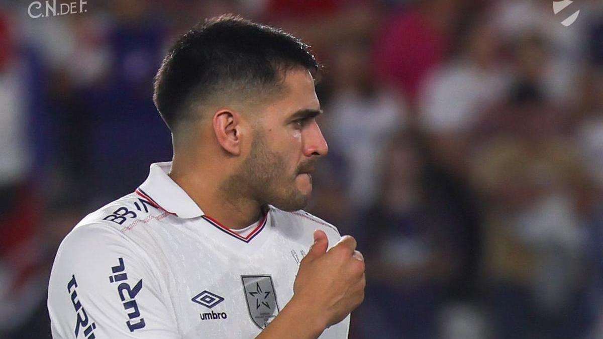 Maxi Gómez jugando con Nacional de Montevideo