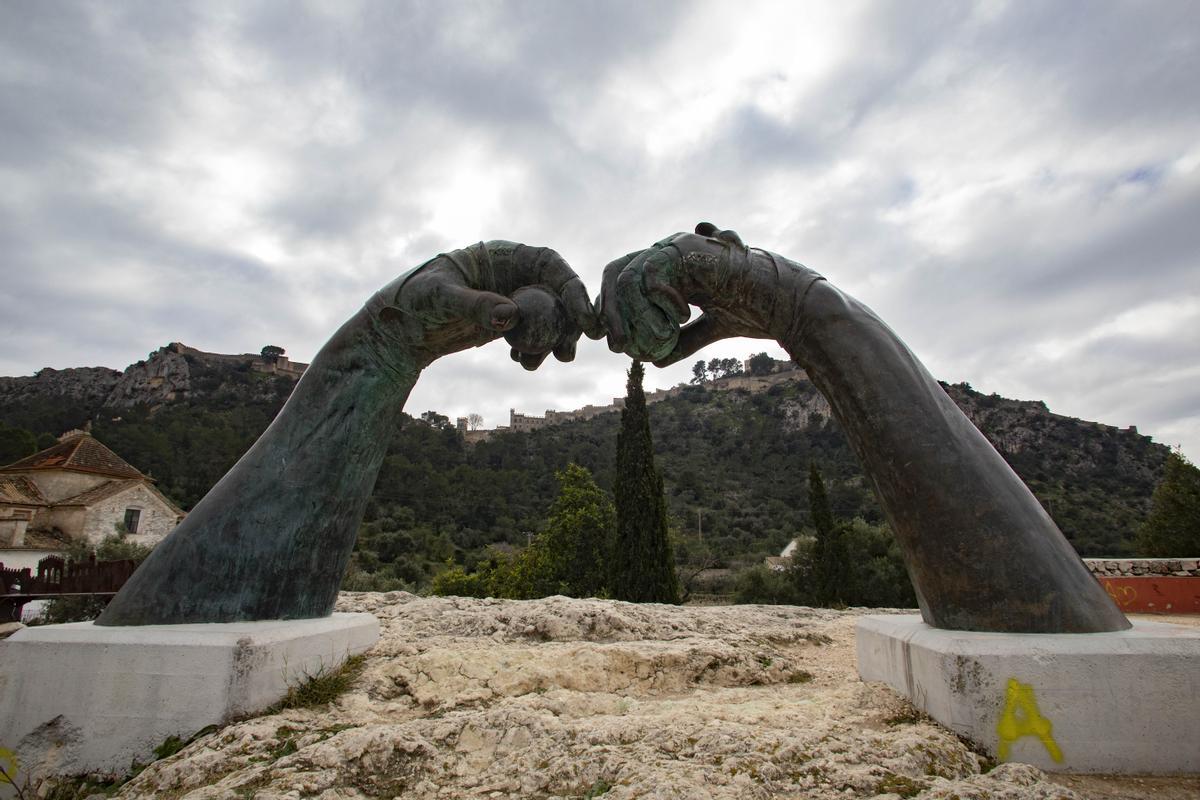 La escultura &quot;Arc Daurat&quot; de Manuel Boix, situada en el Bellveret junto la ermita Sant Josep.