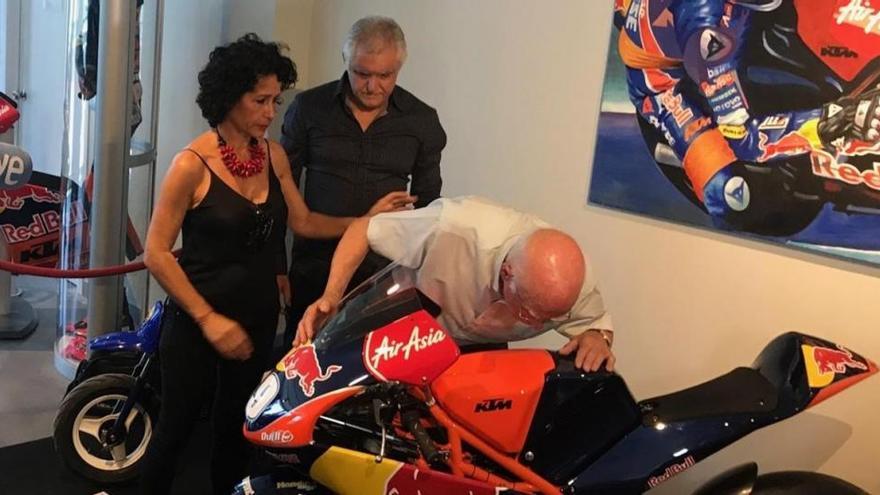 Las lágrimas del abuelo Salom al besar la moto de su nieto