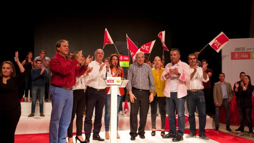 Alfonso Guerra, en el centro, junto a Patricia Hernández (d), Tamara Raya y Francisco Hernández Spínola (izquierda).