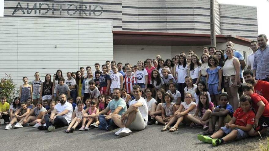 Alumnos, profesores y Rafael Cuiña y Miguel Medela, ayer, durante la inauguración del campamento musical. // Bernabé/Javier Lalín