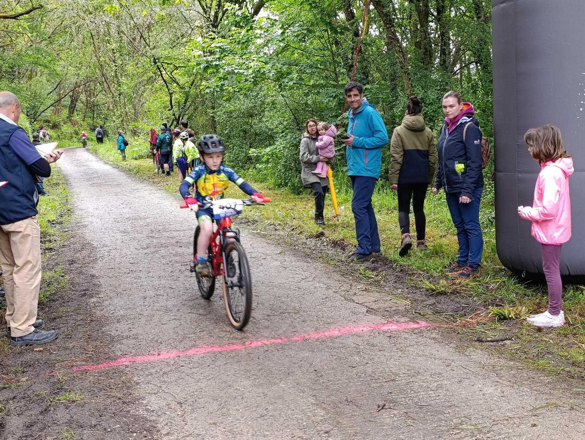 Las jóvenes promesas del ciclismo pedalean en Santa Marina, Siero
