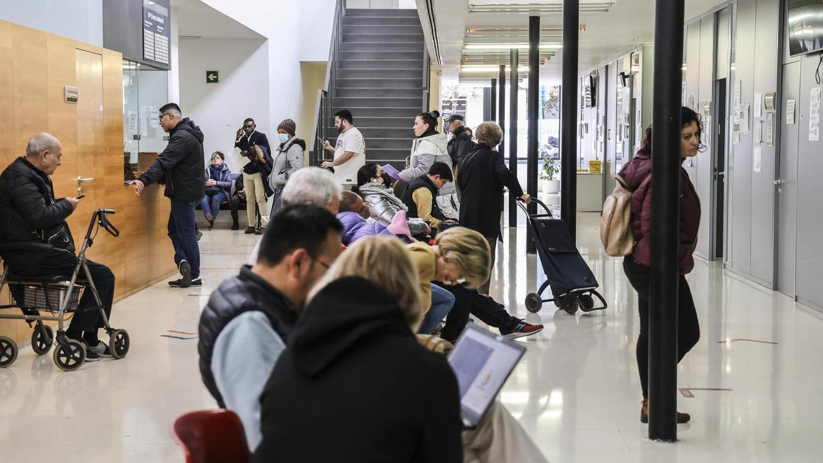 Pacientes este martes en el centro de salud de Plaza de América en Alicante