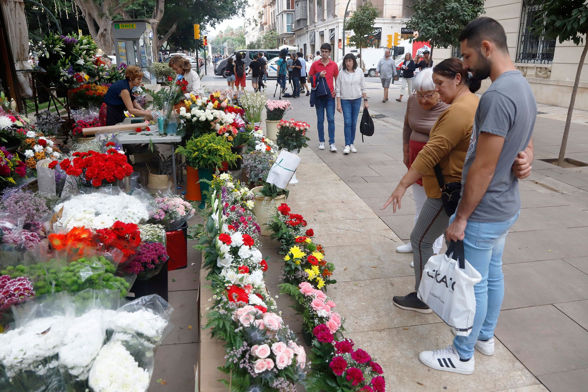 Venta de flores en Málaga de cara al 1 de noviembre, Día de Todos los Santos