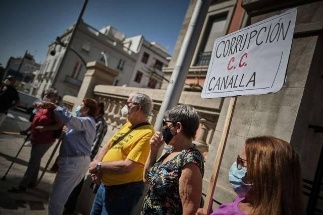 Concentración y ambiente exterior al pleno de la moción de censura en Santa Cruz Jose Manuel Bermudez Baston Patricia Hernandez   | 13/07/2020 | Fotógrafo: Andrés Gutiérrez Taberne