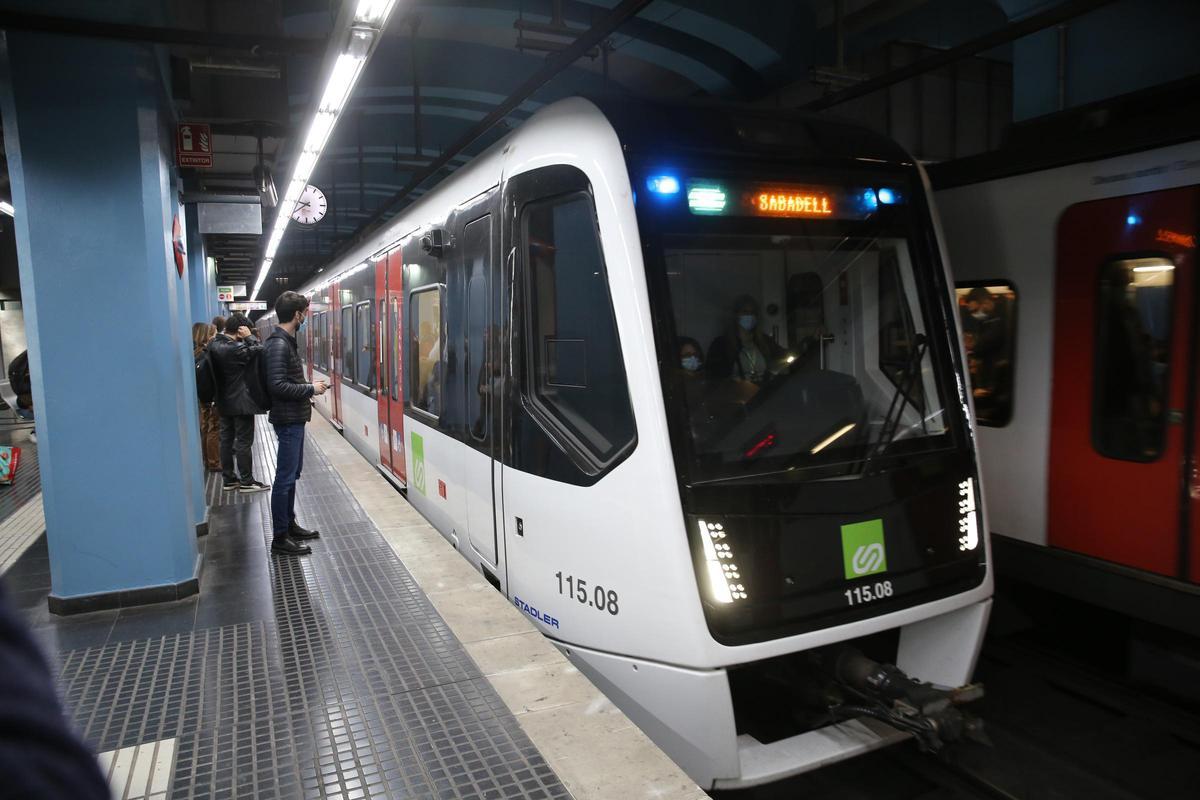 Un tren con destino a Sabadell, en la estación de Gràcia