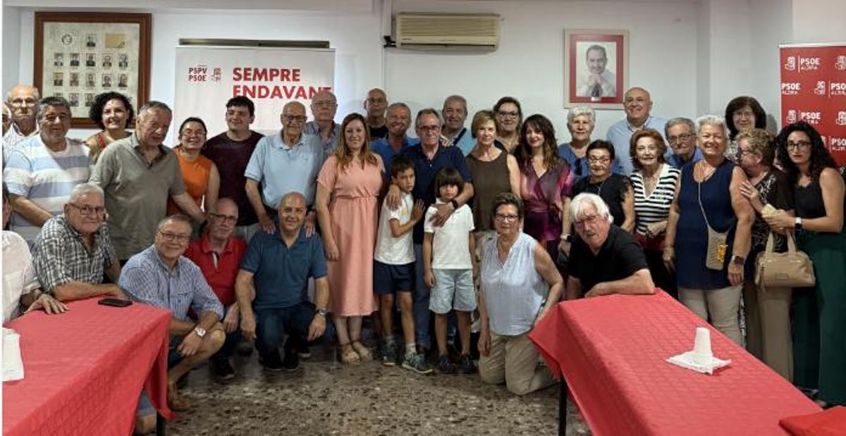 Familiares, amigos y militantes arroparon al exalcalde Grande en el acto.