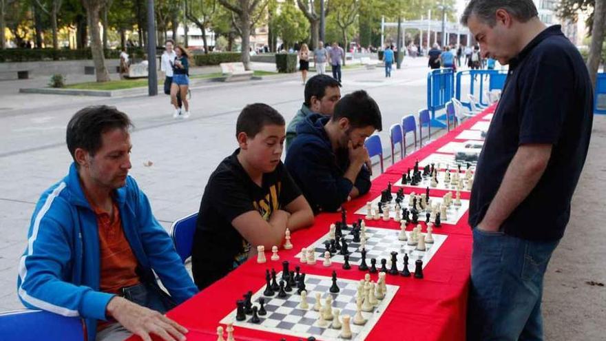 Los dos &quot;simultaneadores&quot; mueven sus piezas ante los rivales.