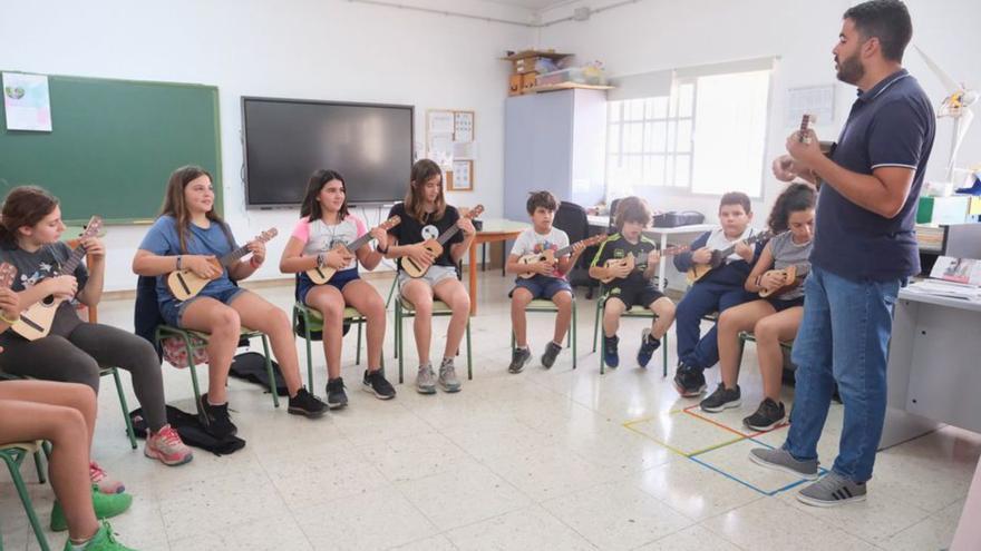 El profesor Ricardo Gutiérrez, en un momento del ensayo con los escolares.