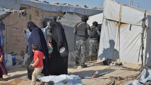 Imagen de archivo del campo de refugiados de Al Hol en el noreste de Siria donde permanecen mujeres y niños de combatientes del Estado islámico. EFE/EPA/AHMED MARDNLI