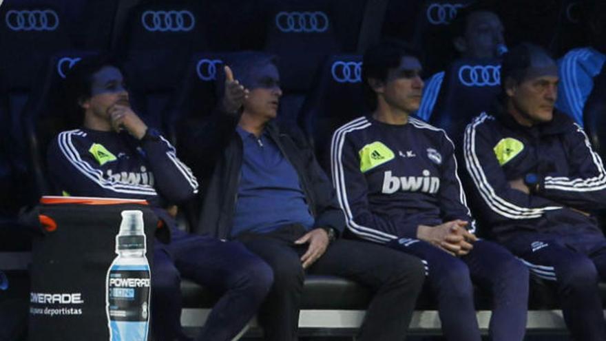 Mourinho, en el banquillo.