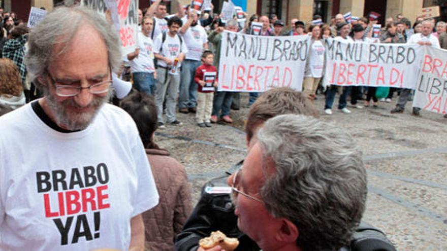 El padre de Manu Brabo durante la concentración.