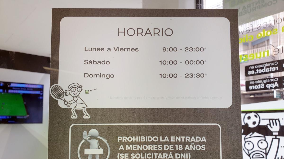 Un letrero advierte de la prohibición de entrada a menores en un salón de juegos.