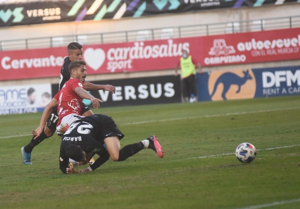 El Real Murcia se confía y pierde ante el Granada B (1-2)