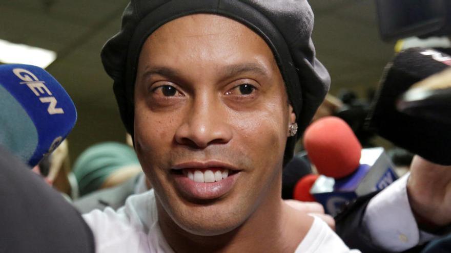 Messi nega haver pagat la fiança de Ronaldinho