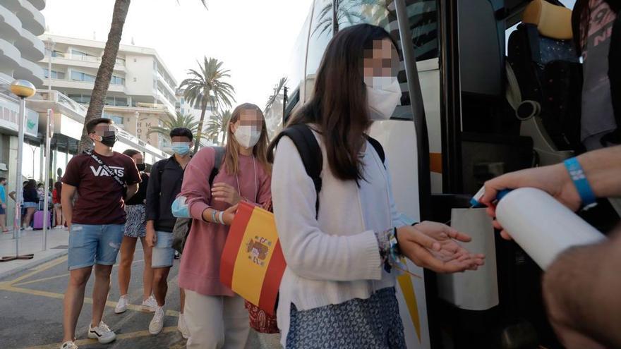 Los estudiantes confinados del brote de Mallorca salen hacia València