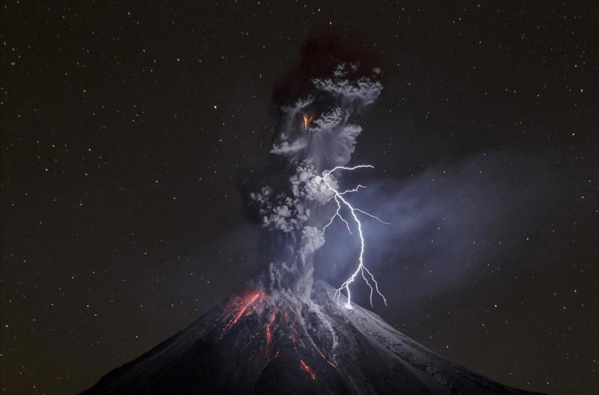 fcasals36222851 icult world press photo 2016  colima volcano in mexico shows161109162341