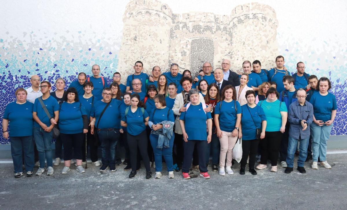 INTEGRACIÓN. Los usuarios del Centro Ocupacional El Molí fueron los encargados de realizar el diseño del decorado del túnel de acceso a la ciudad.