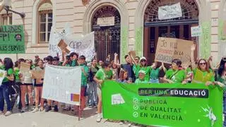 Un millar de personas participa en una Abraçada a l'IES Ribalta, en el marco de la huelga educativa en Castellón