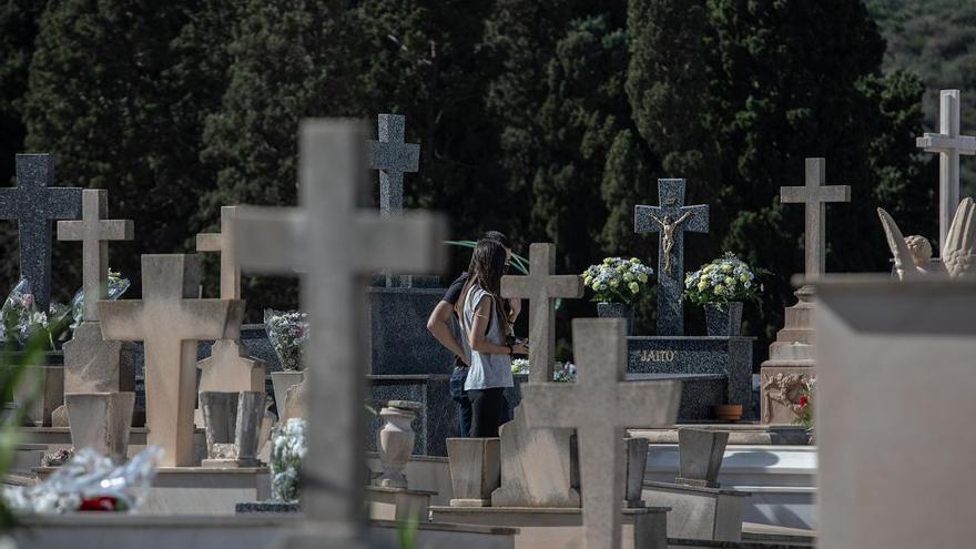 Víspera del día de Todos los Santos en el cementerio de Los Remedios de Cartagena