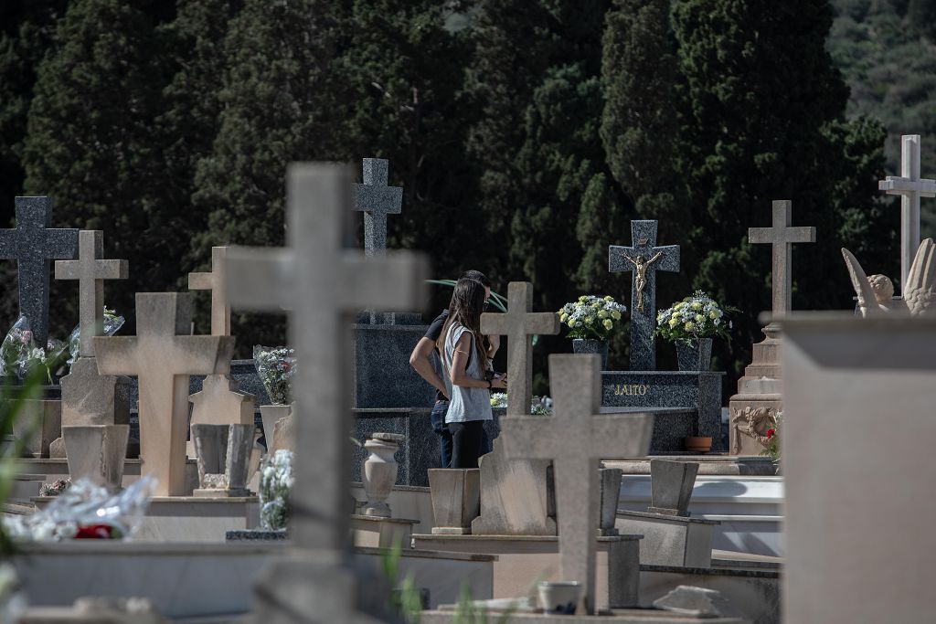 Víspera del día de Todos los Santos en el cementerio de Los Remedios de Cartagena