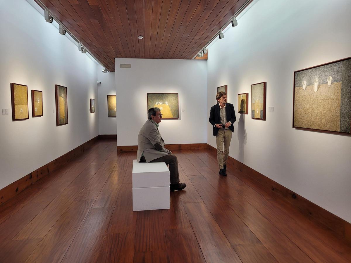 El director del Museo Ramón Gaya, Rafael Fuster, y el crítico de arte Juan Manuel Bonet, en la Fundación Cristino de Vera junto a las obras del tinerfeño.