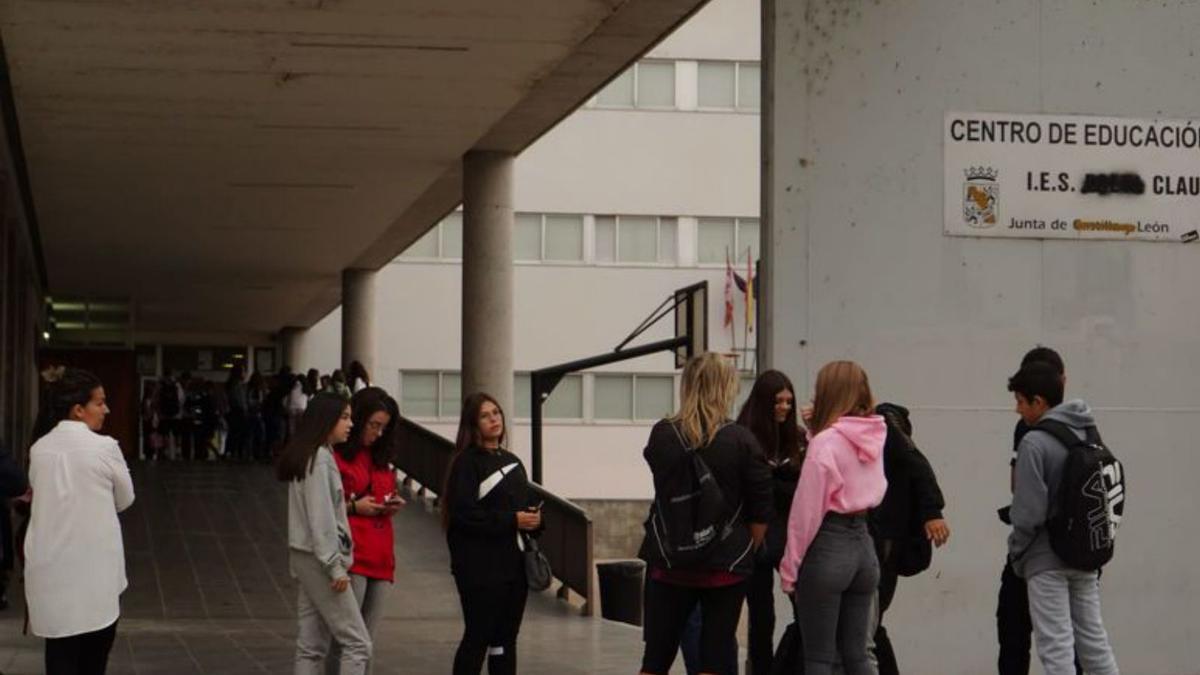 Jóvenes a las puertas del IES Poeta Claudio Rodríguez. | J. L. F.